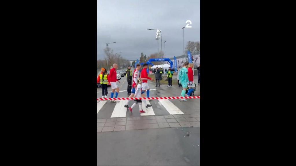 Jogadores atravessam a rua para chegar ao relvado na Noruega (vídeo/X)