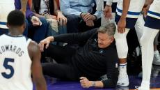 VÍDEO: treinador da NBA sofre rotura no joelho ao ser derrubado por próprio jogador