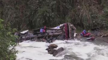 thumbnail Autocarro despista-se e cai de penhasco com mais de 200 metros no Peru. Há 25 mortos e 17 feridos
