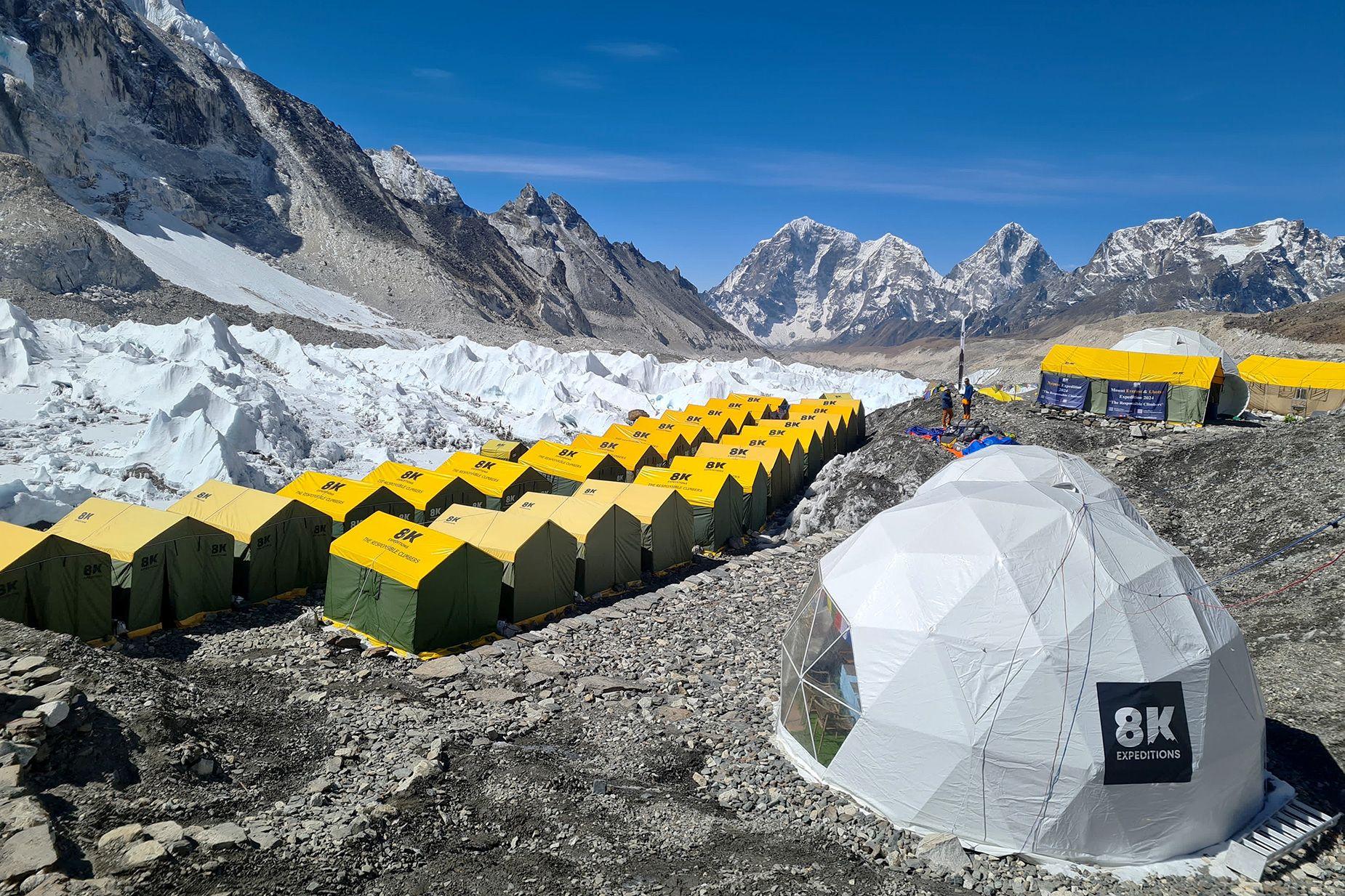 Cientos de escaladores se dirigen hacia la 'zona de muerte' del Monte Everest, donde quedan los cadáveres