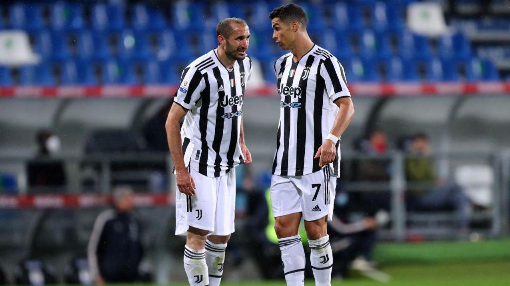 Cristiano Ronaldo e Chiellini ao serviço da Juventus (DeFodi Images/Getty)