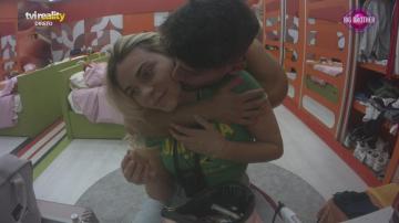 thumbnail Alerta amor! João Oliveira dá beijinhos a Carolina Nunes. Veja o momento carinhoso