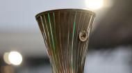 Taça da Liga Conferência exposta antes do Aston Villa-Olympiakos (Jan Kruger - UEFA/UEFA via Getty Images)