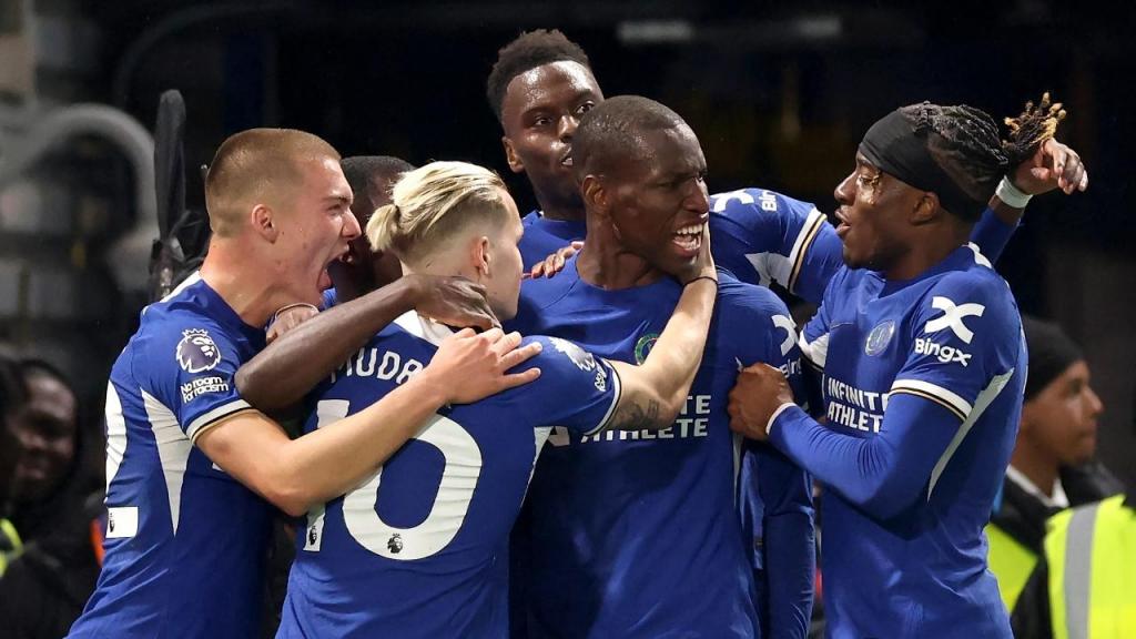 Chelsea festeja golo de Nicolas Jackson ante o Tottenham (ANDY RAIN/EPA)
