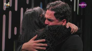 thumbnail Em lágrimas, Arthur Almeida abraça a mãe no cubo