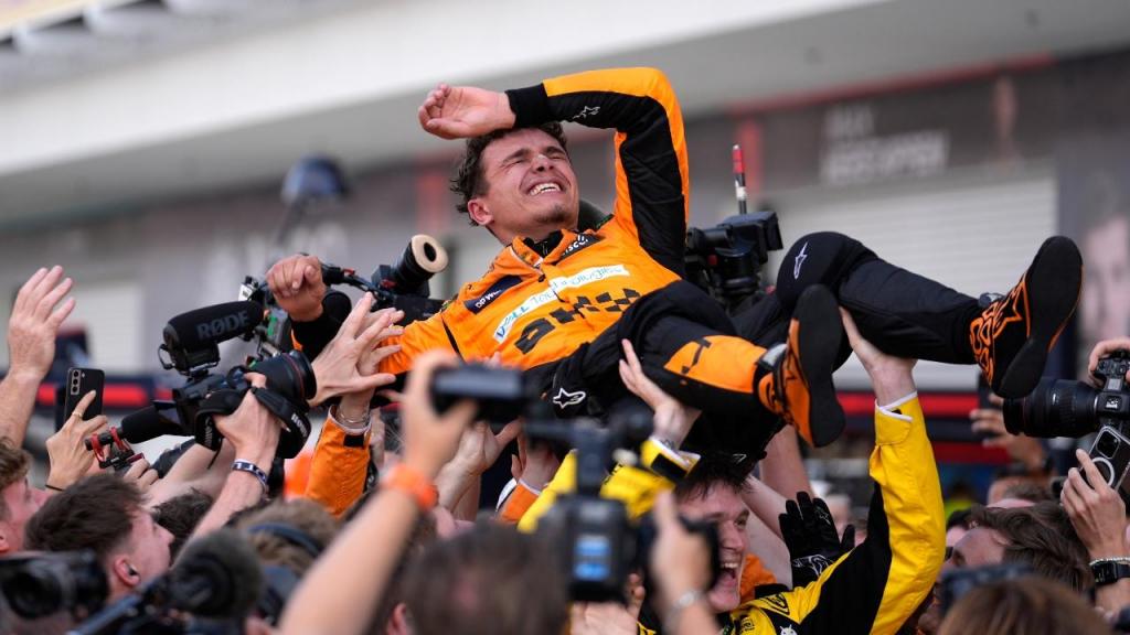 Lando Norris venceu o GP de Miami em Fórmula 1, festejando a sua primeira vitória (AP/Rebecca Blackwell)
