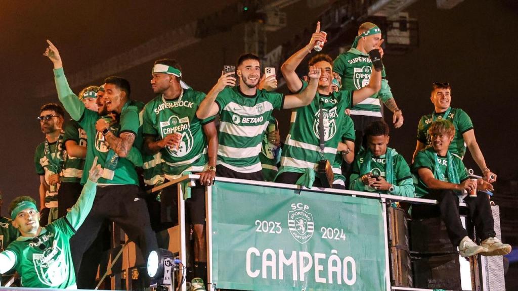 Sporting campeão: jogadores festejam no autocarro na viagem de Alvalade para o Marquês (MANUEL DE ALMEIDA/Lusa)