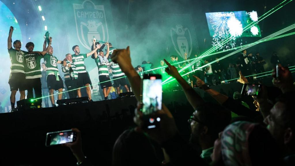 Sporting campeão: jogadores festejam no palco montado no Marquês, perante milhares de adeptos (ANTÓNIO PEDRO SANTOS/Lusa)