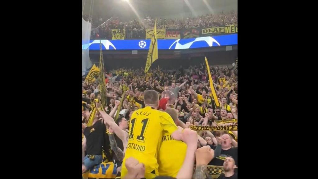 Marcos Reus lidera cânticos da claque do Dortmund (X: @CanalplusFoot)