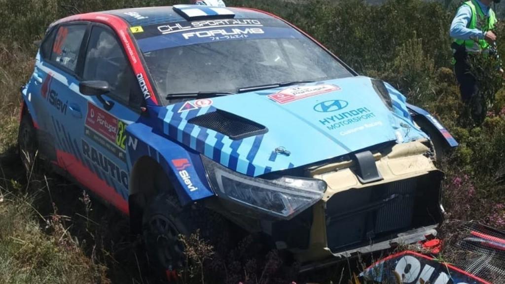 Teemu Suninen (Hyundai I20) sofreu um acidente no Rali de Portugal (DR)