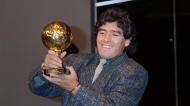 Diego Maradona em 1986 com a Bola de Ouro (PASCAL GEORGE/AFP via Getty Images)