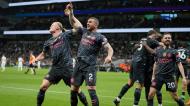 Erling Haaland, Kyle Walker e Bernardo Silva festejam o 2-0 do Manchester City ante o Tottenham (AP/Kin Cheung)