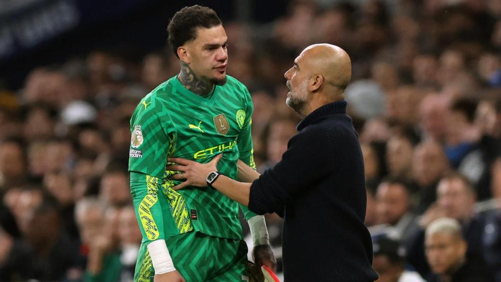 Pep Guardiola acalma Ederson (Photo by Catherine Ivill - AMA/Getty Images)
