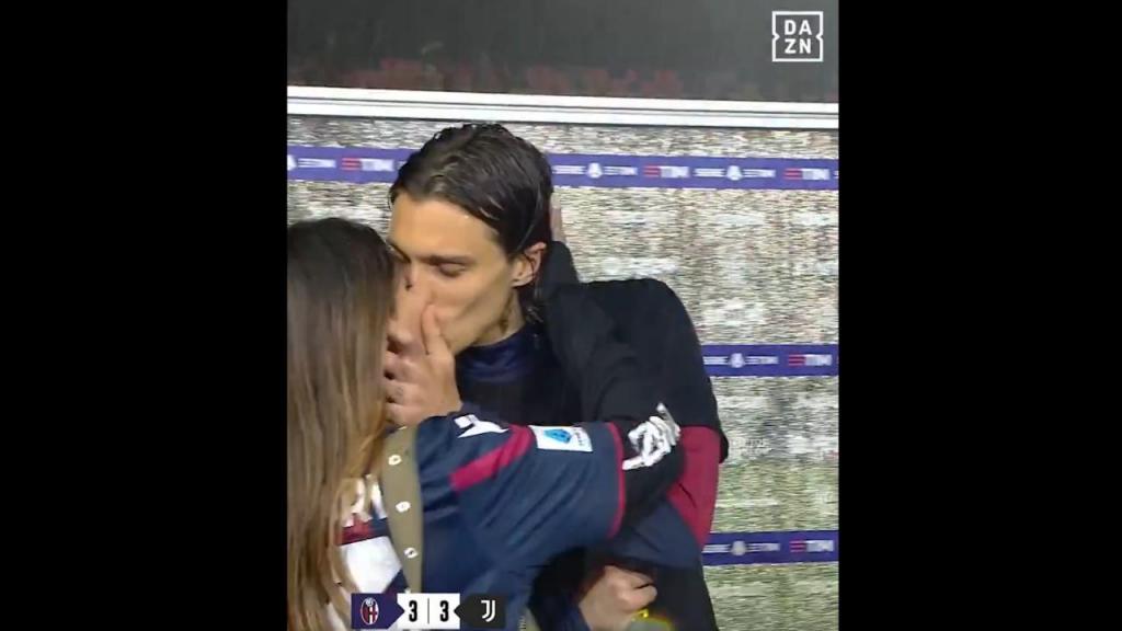 Calafiori recebe beijo da namorada na flash (vídeo/X)