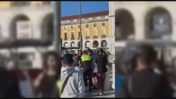 thumbnail Polícia municipal filmado a agredir à cabeçada motorista de "Tuk-tuk" em Lisboa