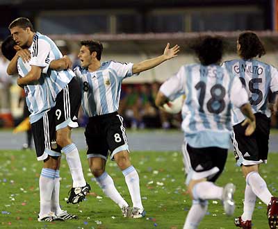 Crespo lançou a goleada da Argentina (Foto EPA)