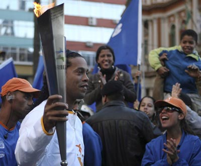 Ronaldinho e a tocha dos Jogos (foto EPA/André Luiz Mello)