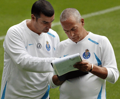 Jesualdo Ferreira e José Azenha nos últimos acertos para o Liverpool
