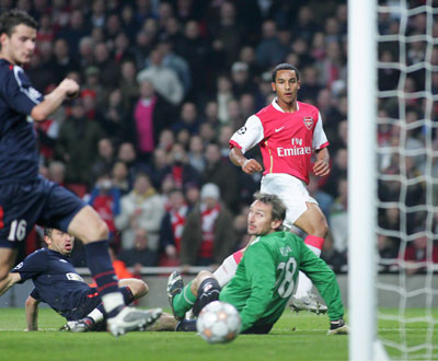 Walcott marcou na goleada do Arsenal ao Slavia