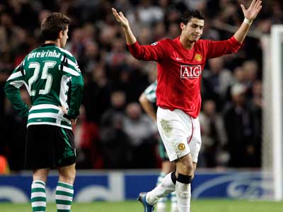 Cristiano Ronaldo eleva as mãos após marcar ao Sporting