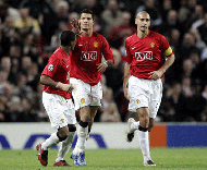 Cristiano Ronaldo com Evra e Ferdinand depois do golo ao Sporting