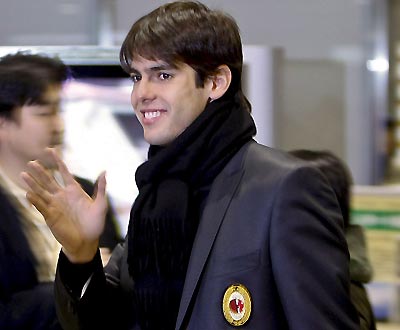 Kaká à chegada ao Japão (Foto EPA)