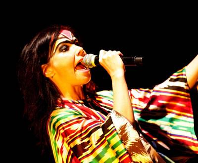 Sudoeste: Björk em actuação consistente e colorida - TVI