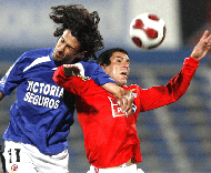Zé Pedro (Belenenses) e Maxi Pereira (Benfica) em luta pela bola