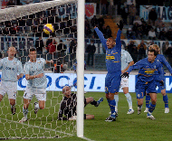 Trezeguet festeja golo da Juventus à Lazio