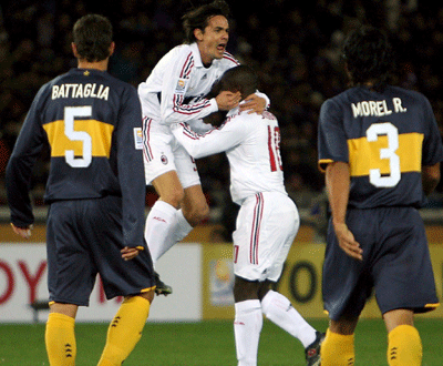 Pippo Inzaghi festeja com Seedorf a vitória do Milan no Mundial de Clubes