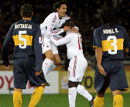 Pippo Inzaghi festeja com Seedorf a vitória do Milan no Mundial de Clubes