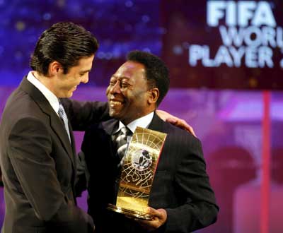 Kaká recebeu o prémio das mãos de Pelé (foto: Walter Bieri/EPA)