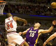 Chicago Bulls e LA Lakers em confronto na NBA (Tannen Maury/EPA)