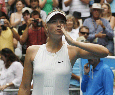 Maria Sharapova agradece ao público depois de bater a compatriota Elena Vesnina