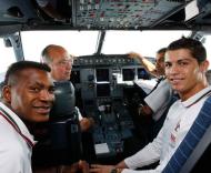 Ronaldo com Makukula no cockpit do avião - Francisco Paraíso/FPF