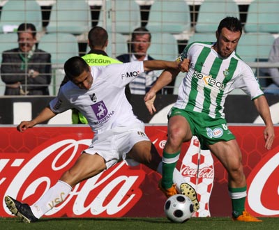 Pitbull (V. Setúbal) luta com Moreno (V. Guimarães) pela bola