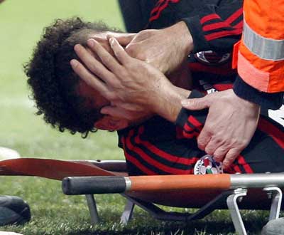 Ronaldo lesionou-se frente ao Livorno (EPA/DANIEL DAL ZENNARO)