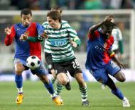 Carlitos (Basileia) e Moutinho (Sporting) disputam a bola