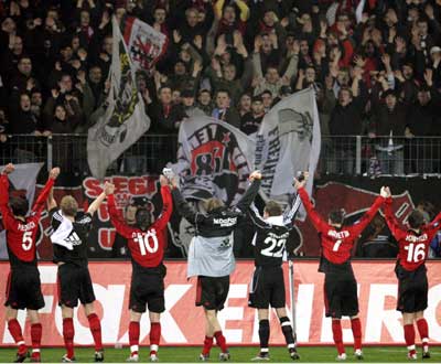 Leverkusen faz a festa, depois de eliminar o Galatasaray (EPA/ORESTIS PANAGIOTOU)