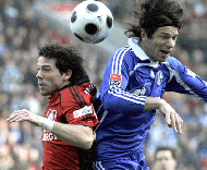 Gonzalo Castro (B. Leverkusen) em luta com Levan Kobiashvili (Schalke) em luta pela bola
