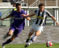 Del Piero (Juventus) escapa a Massimo Gobbi (Fiorentina)