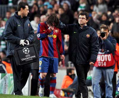 Barcelona-Celtic: Messi lesiona-se e chora (EPA/XAVIER BERTRAL)