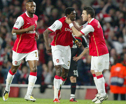 Adebayor marca no empate do Arsenal com Liverpool