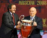 Platini exibe troféu da Liga dos Campeões em Moscovo, palco da final