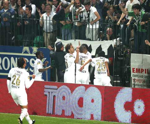 Jogadores do V. Guimarães festejam golo junto dos adeptos na Mata Real