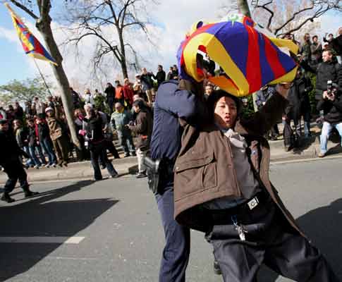 Chama olímpica: protestos em Paris (Foto Lucas Dolega/EPA)